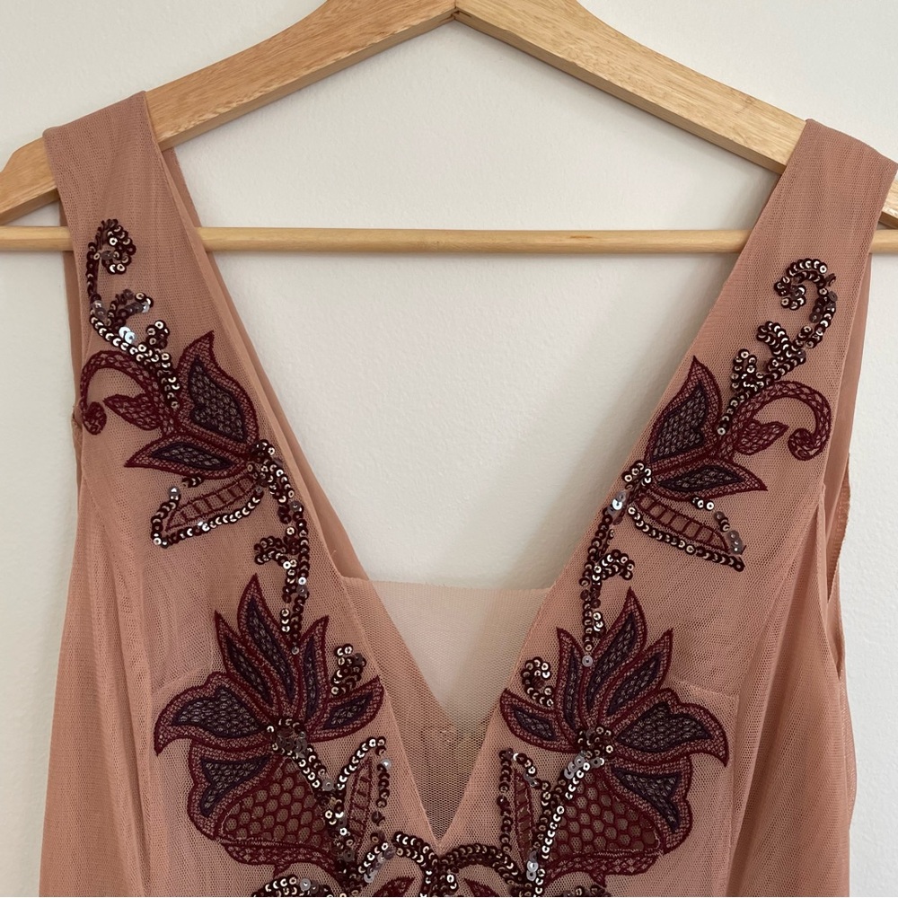 BCBGMaxAzria Dusty Rose Deep V Neckline Burgundy Embroidery Tiered Ruffle Dress - Picture 5 of 11